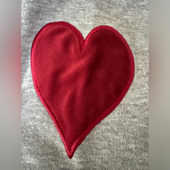🏳️🌈 NWT! QE Cast Names Embroidered Heart Sweatshirt - Picture 4 of 16